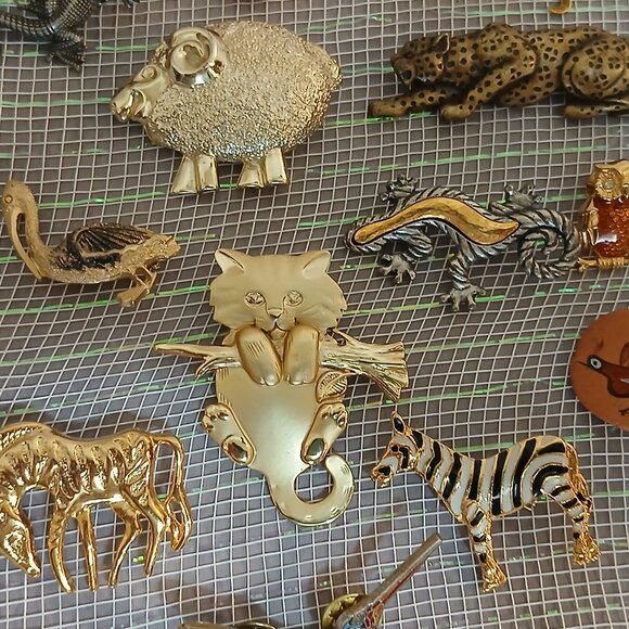 Collection of Vintage Animal Brooches/Pins-Zebras, Pelican, Leopard, Turtle, Cat - Picture 5 of 9
